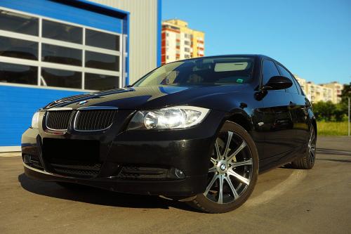 BMW E90 320d (2007) - picture 8 of 15