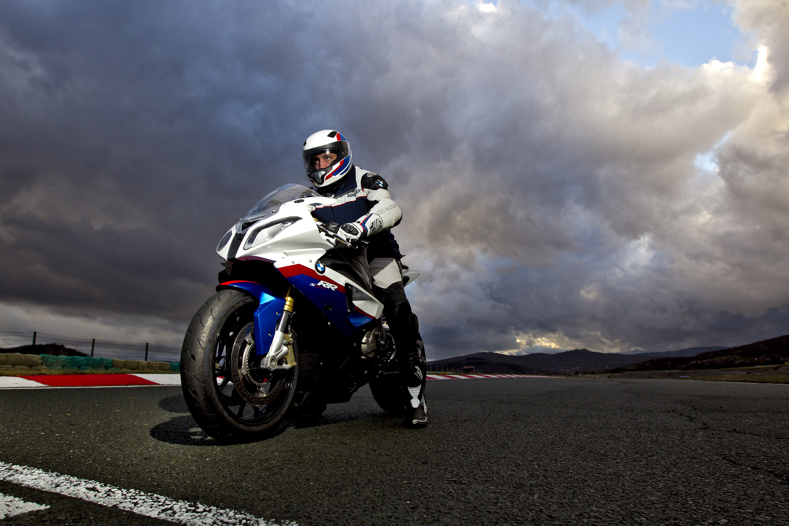 BMW E92 M3 vs BMW S 1000 RR Superbike