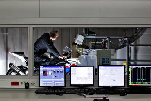 BMW E92 M3 vs BMW S 1000 RR Superbike (2011) - picture 1 of 8