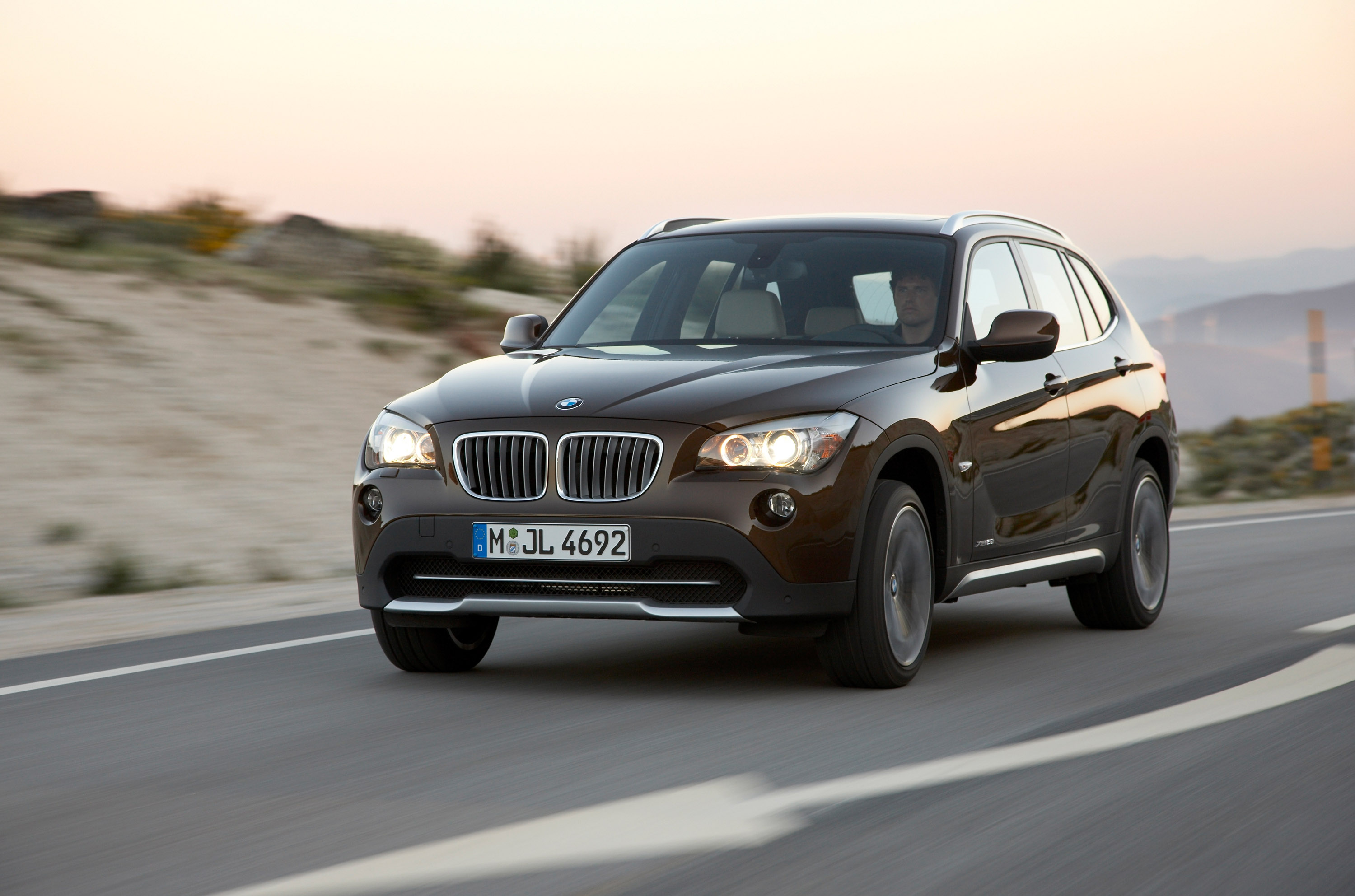 Х1 2012 года. Машина BMW x1. БМВ х1 2008. BMW x1 2009. БМВ x1 седан.