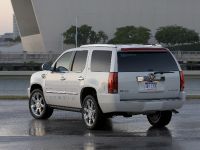 Cadillac Escalade Adds Flexfuel (2009) - picture 3 of 4
