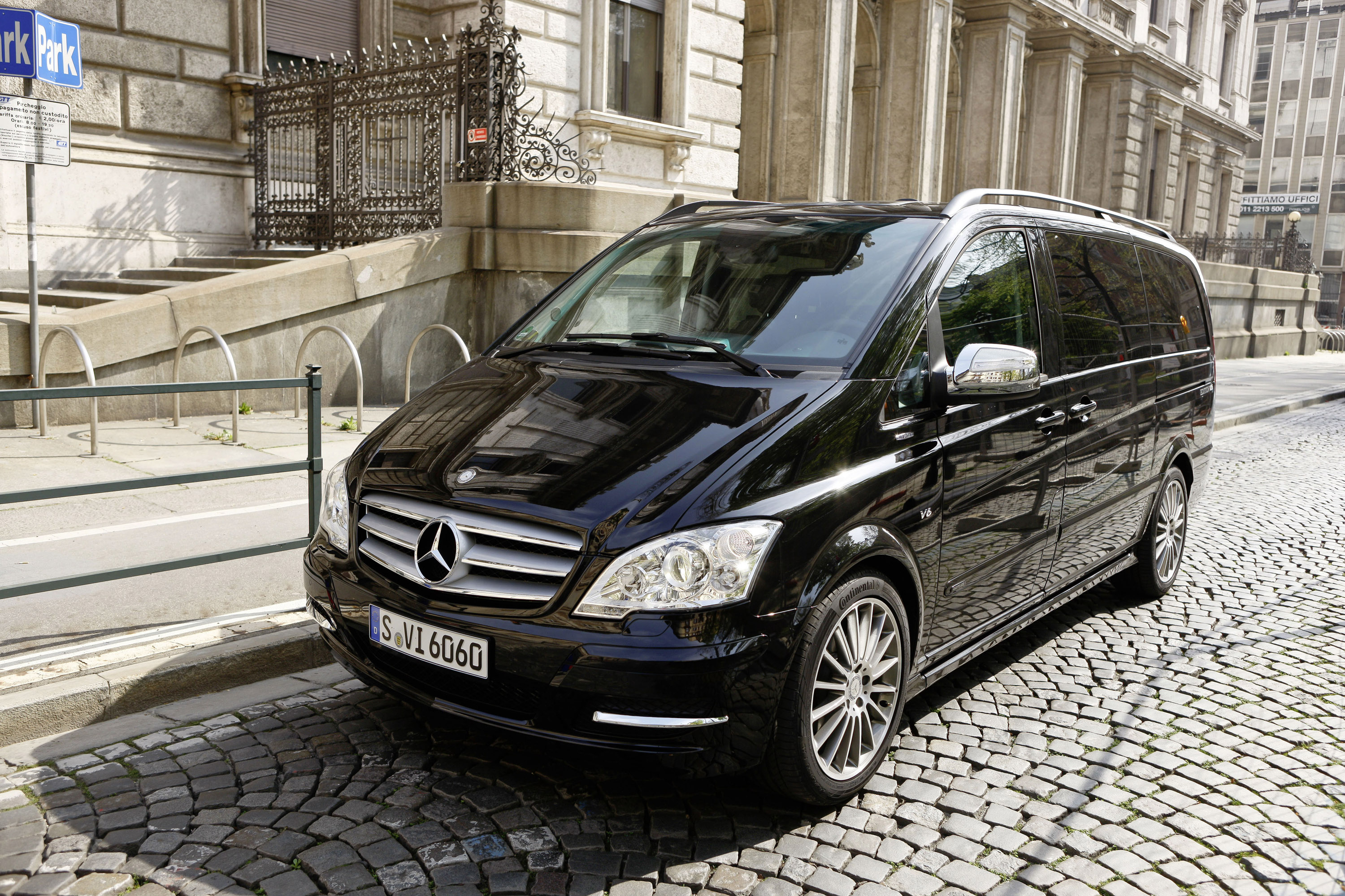 Premium Interior: Carisma Auto Design Mercedes-Benz Viano