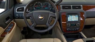 Chevy Suburban 2500 (2008) - picture 4 of 6