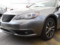 Chrysler 200 S convertible (2011) - picture 2 of 11