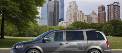 Chrysler Town & Country EV (2010) - picture 4 of 5
