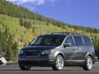 Chrysler Town & Country EV (2010) - picture 1 of 5