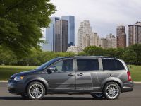 Chrysler Town & Country EV (2010) - picture 4 of 5