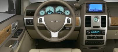 Chrysler Town & Country (2008) - picture 4 of 4