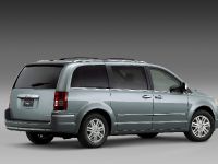 Chrysler Town & Country (2008) - picture 3 of 4