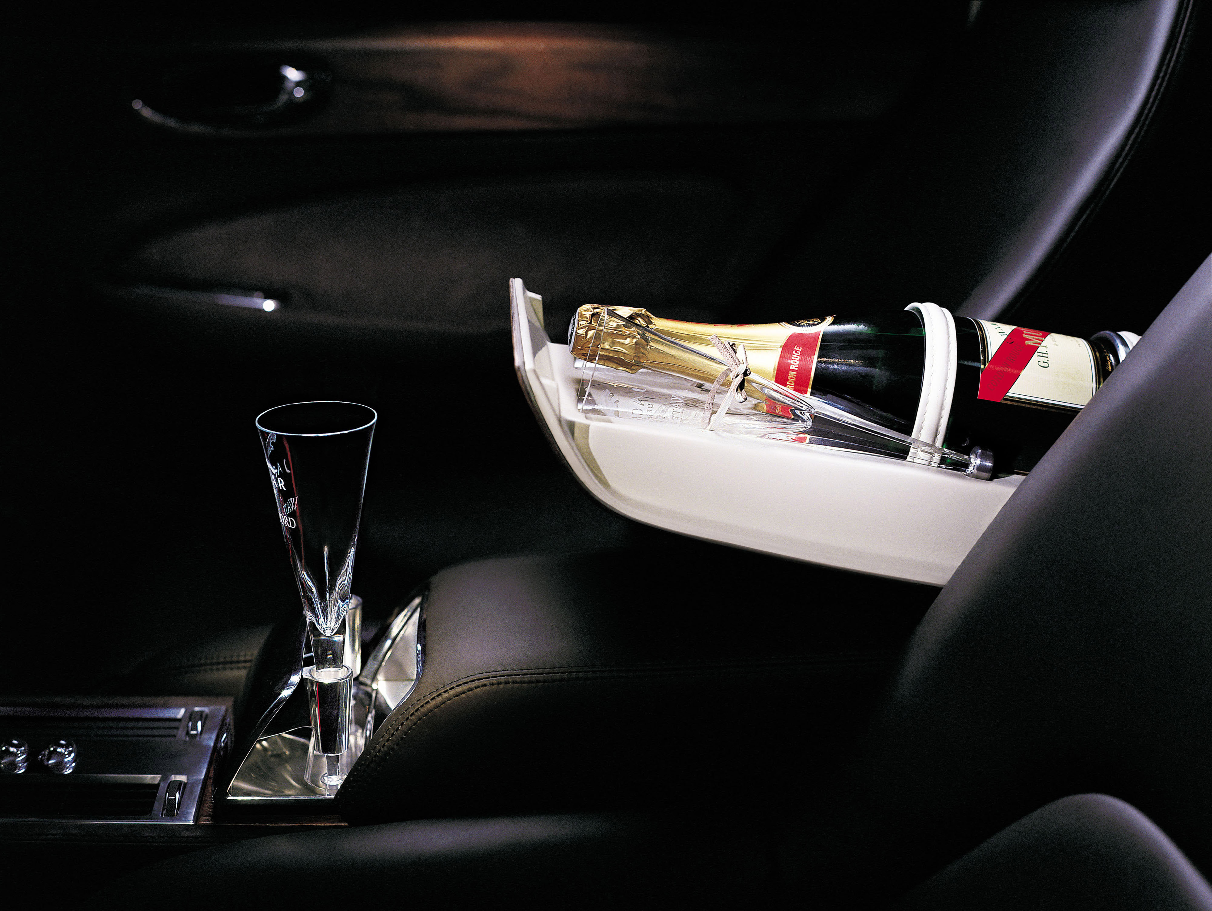 Автомобиль через вин. Бокалы с вином в машине. Авто бутылка вина. Бокалы для вина в автомобили. Вино в авто.