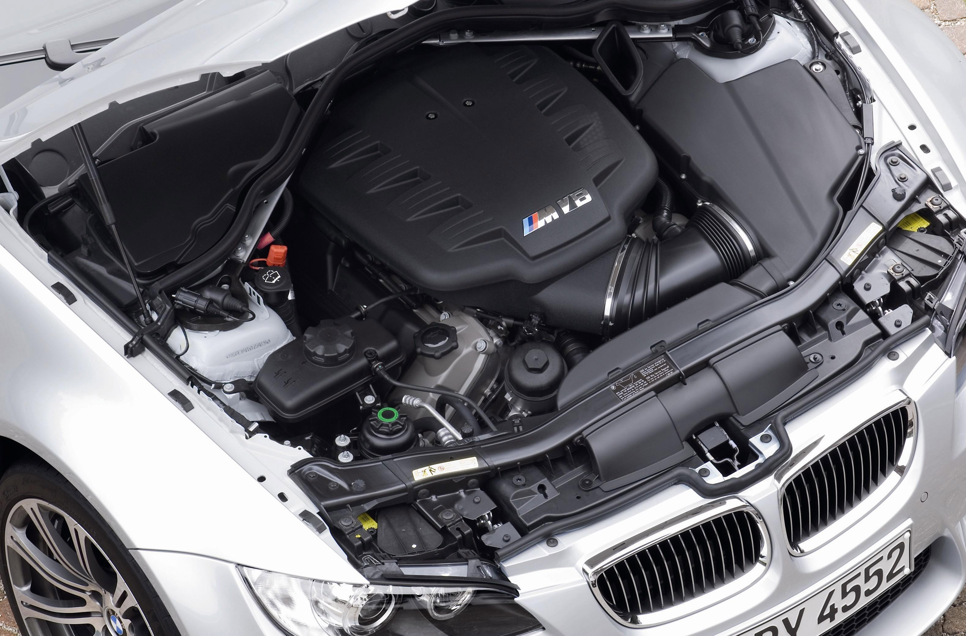 Капот бмв е90. Мотор BMW m3 e92. Двигатель BMW m3 e90. BMW m3 (e90) мотор. BMW m3 e92 engine.