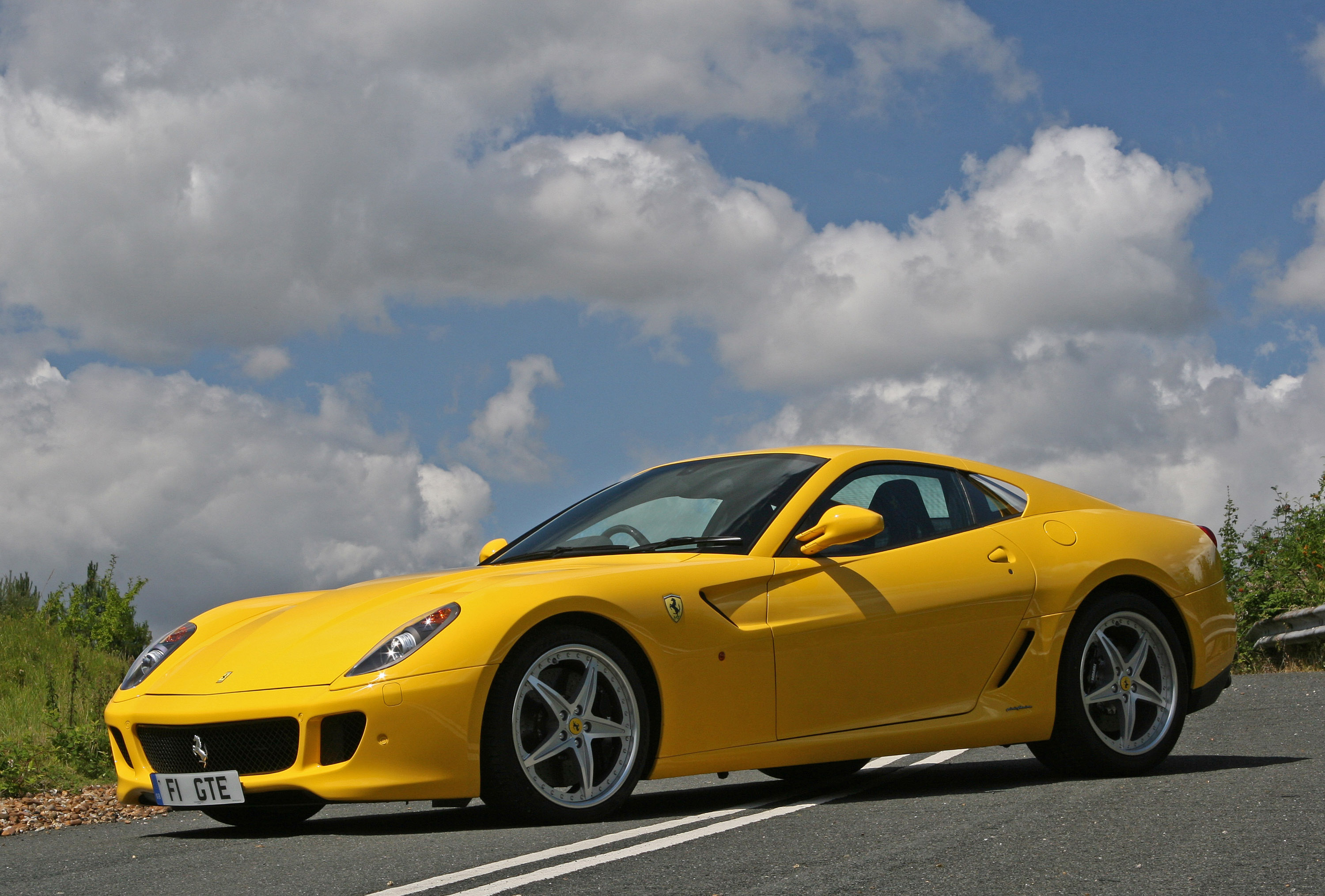 Включи желтую машину. Машина Ferrari 599 GTB Fiorano. Феррари 599 GTB. Ferrari 599 2009. Фото Ferrari 599 GTB.