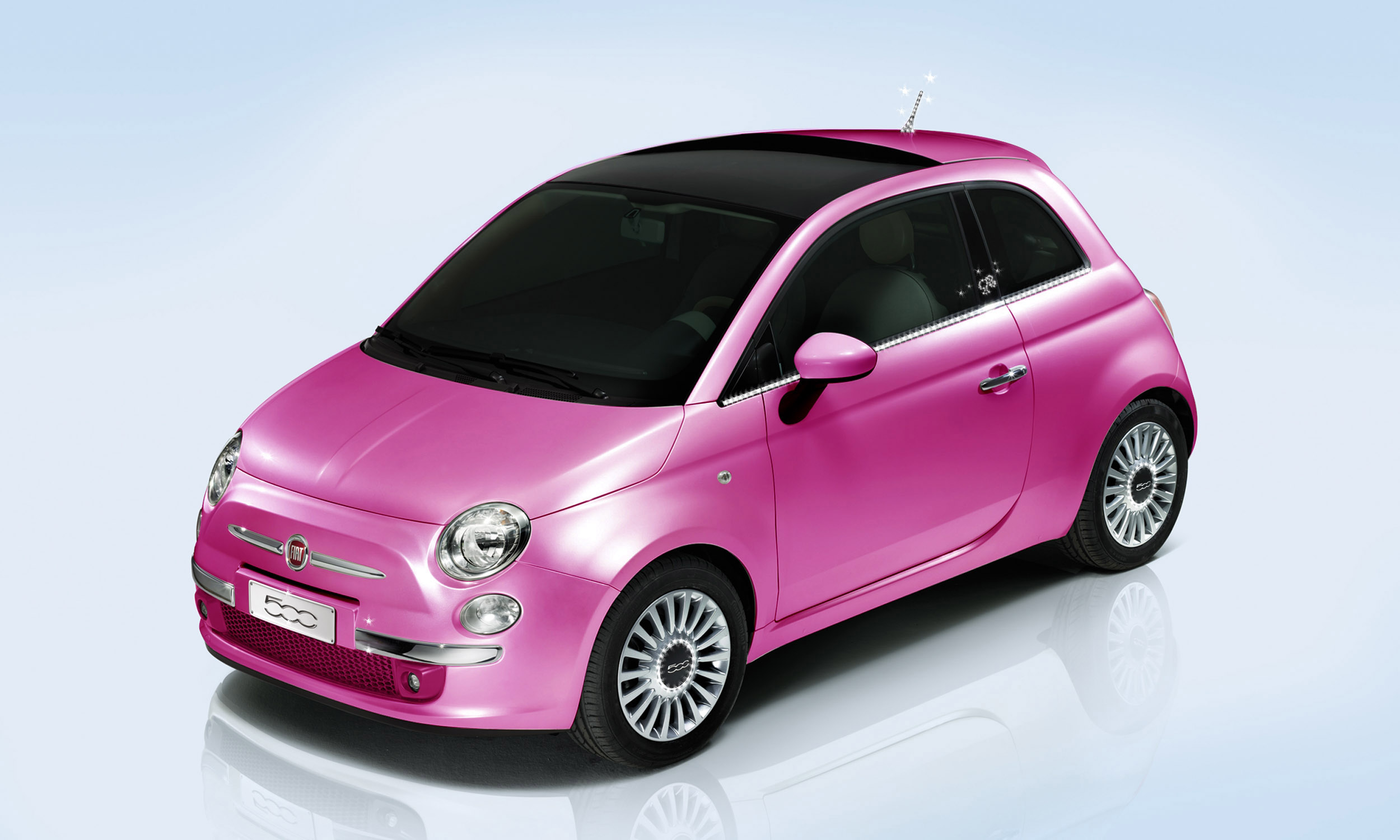 Маленькие иномарки. Fiat 500 Barbie. Фиат 500 розовый. Fiat 500 Барби. Автомобиль Fiat для Барби.