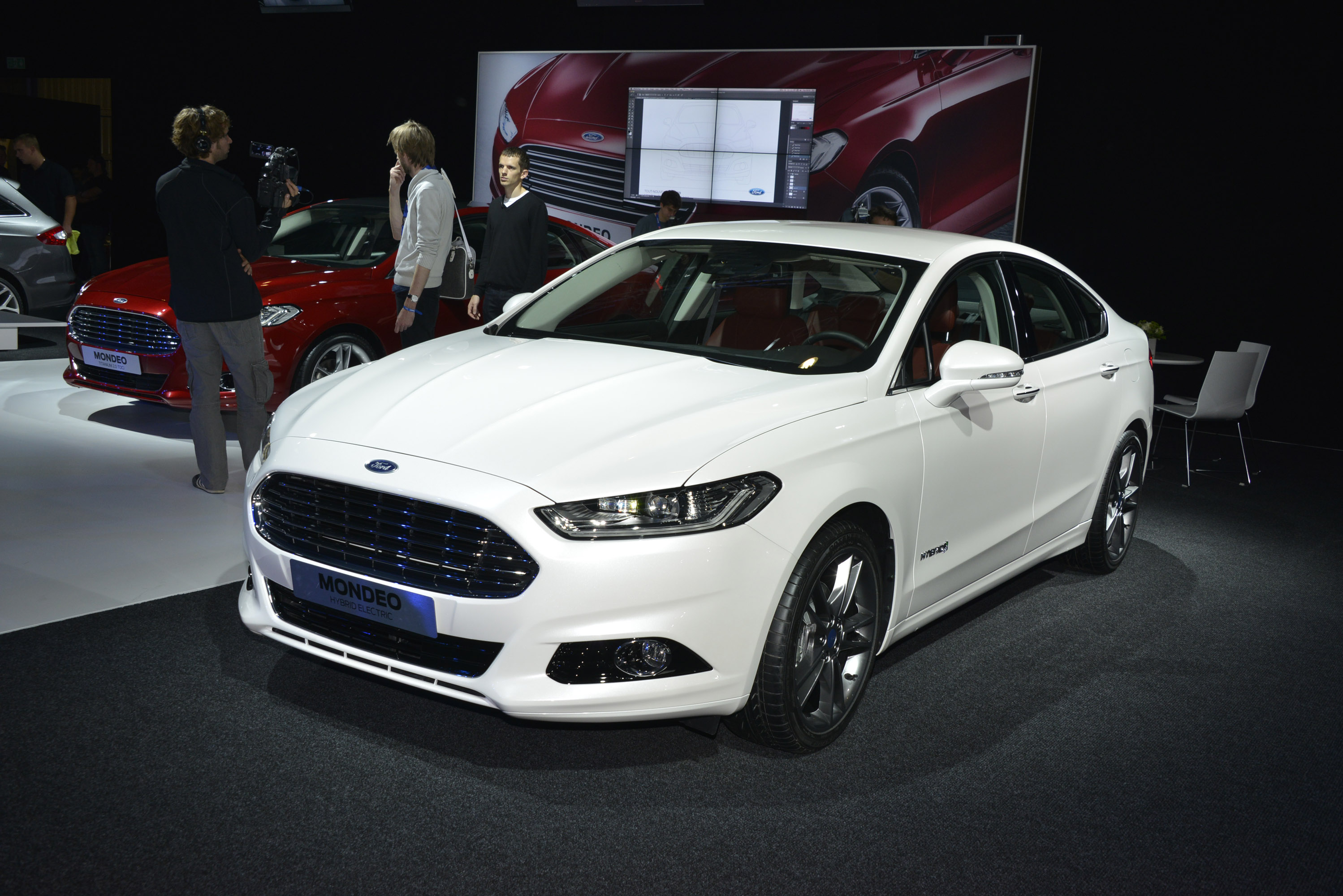 Ford Mondeo Hybrid Electric Paris