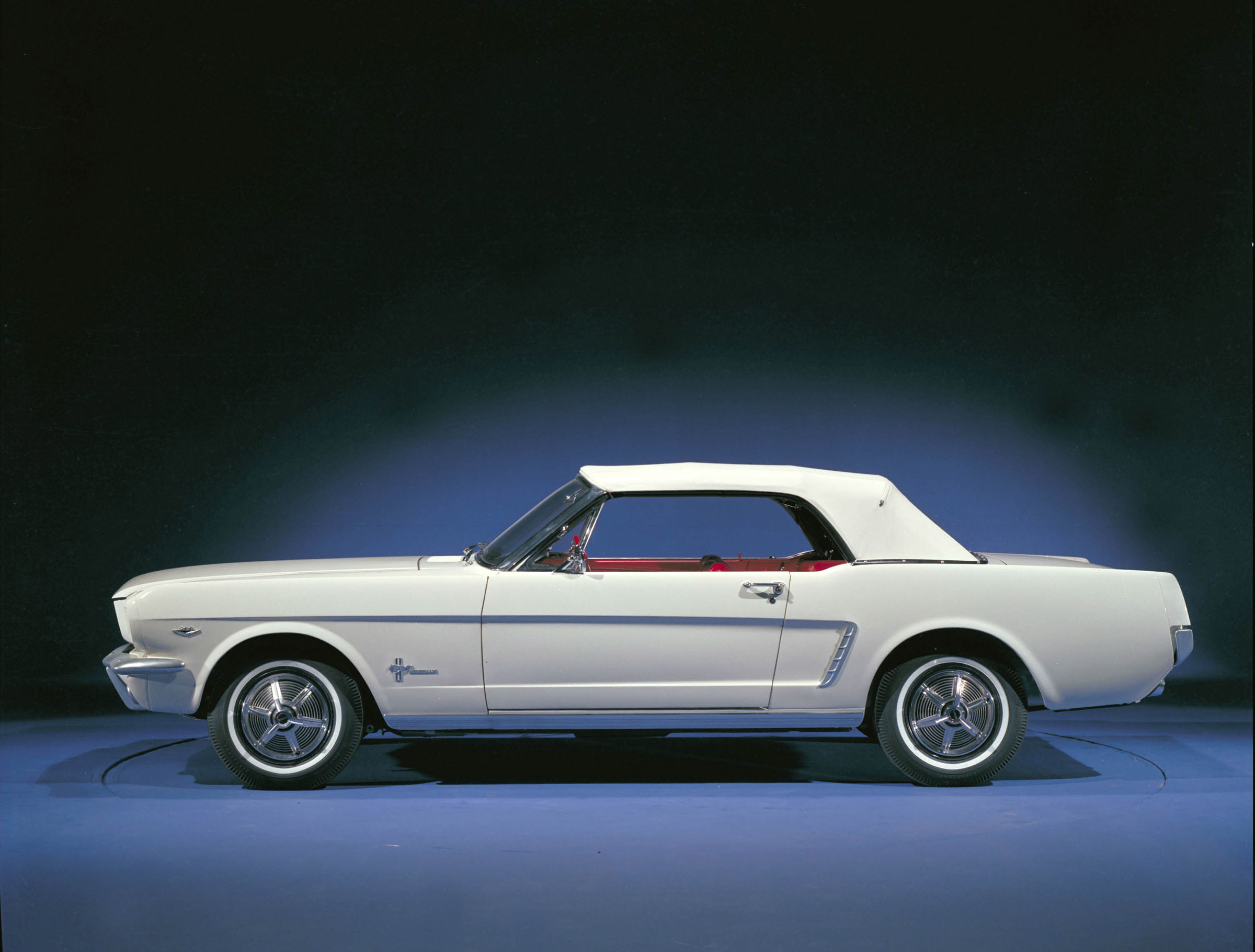 Ford Mustang Convertible  1/2