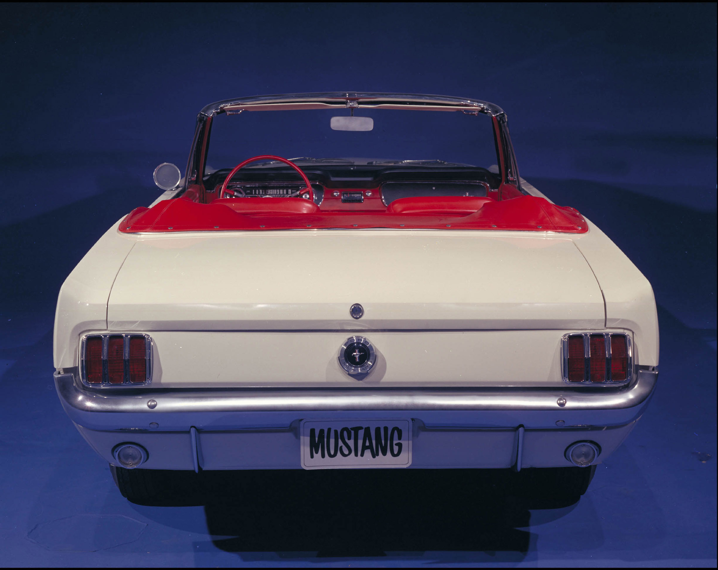 Ford Mustang Convertible  1/2