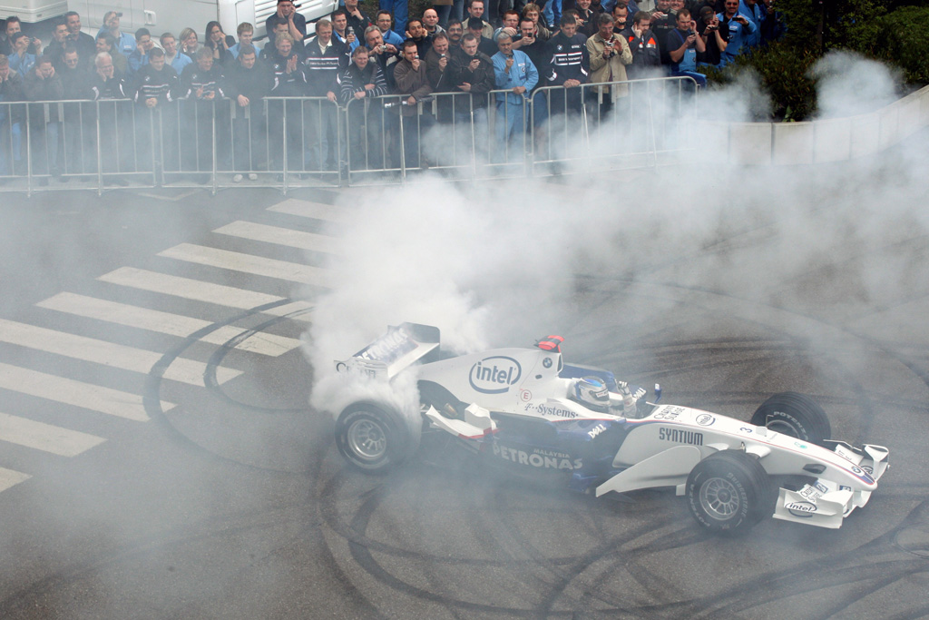 Heidfeld Brings F1 To BMW Plant