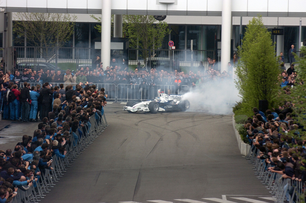 Heidfeld Brings F1 To BMW Plant