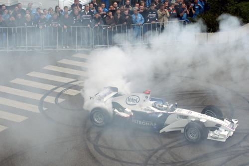 Heidfeld Brings F1 To BMW Plant (2008) - picture 1 of 4