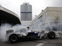 Heidfeld Brings F1 To BMW Plant (2008) - picture 2 of 4