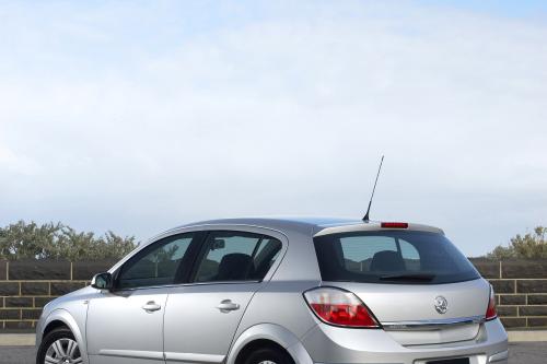 Holden Astra CDTi Diesel (2009) - picture 9 of 18