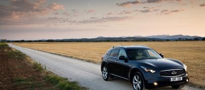 Infiniti FX37 (2009) - picture 15 of 24
