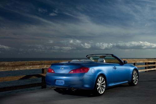Infiniti G37 Convertible (2009) - picture 8 of 14