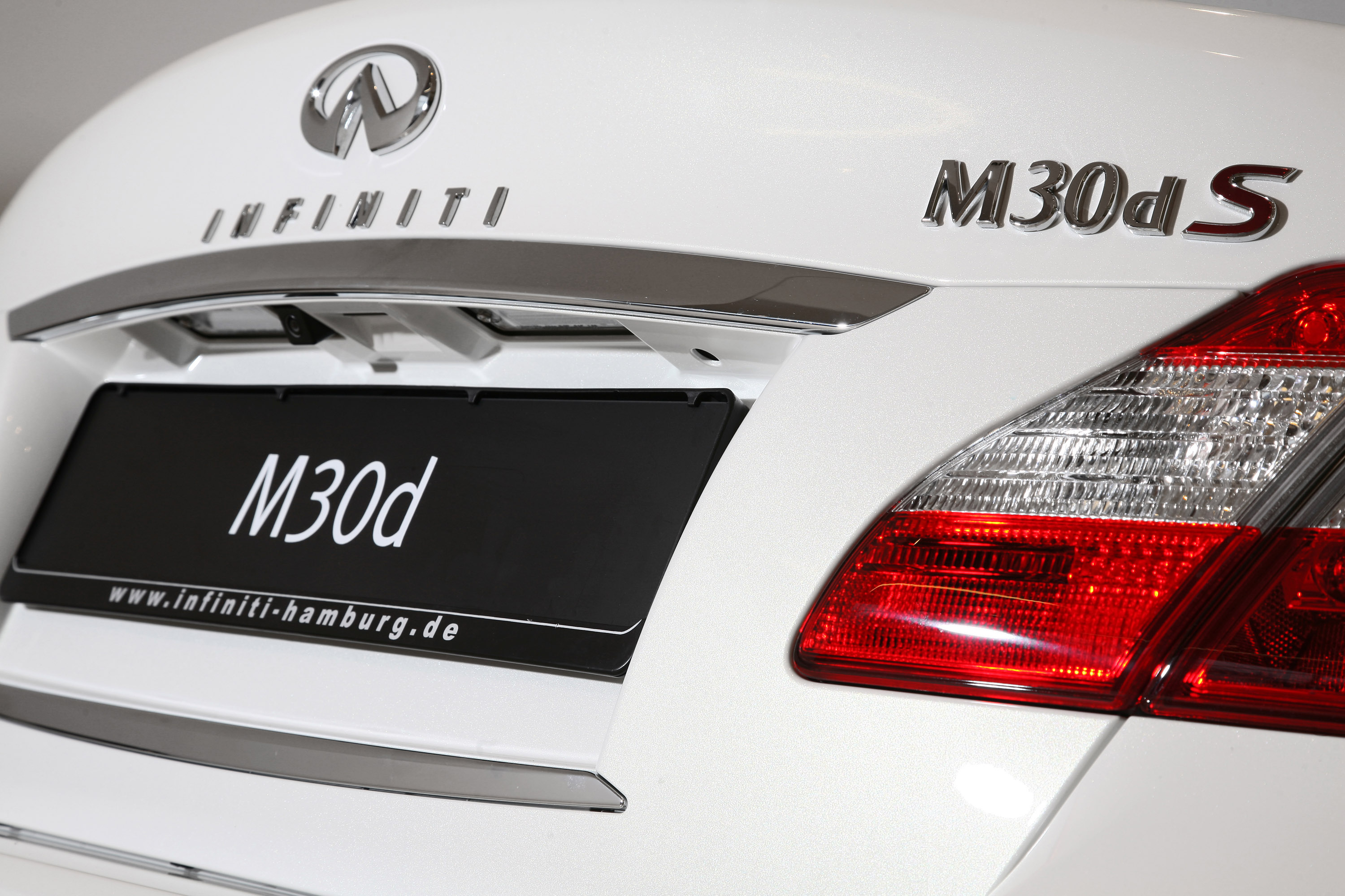 Infiniti M30d S by Infiniti Hamburg