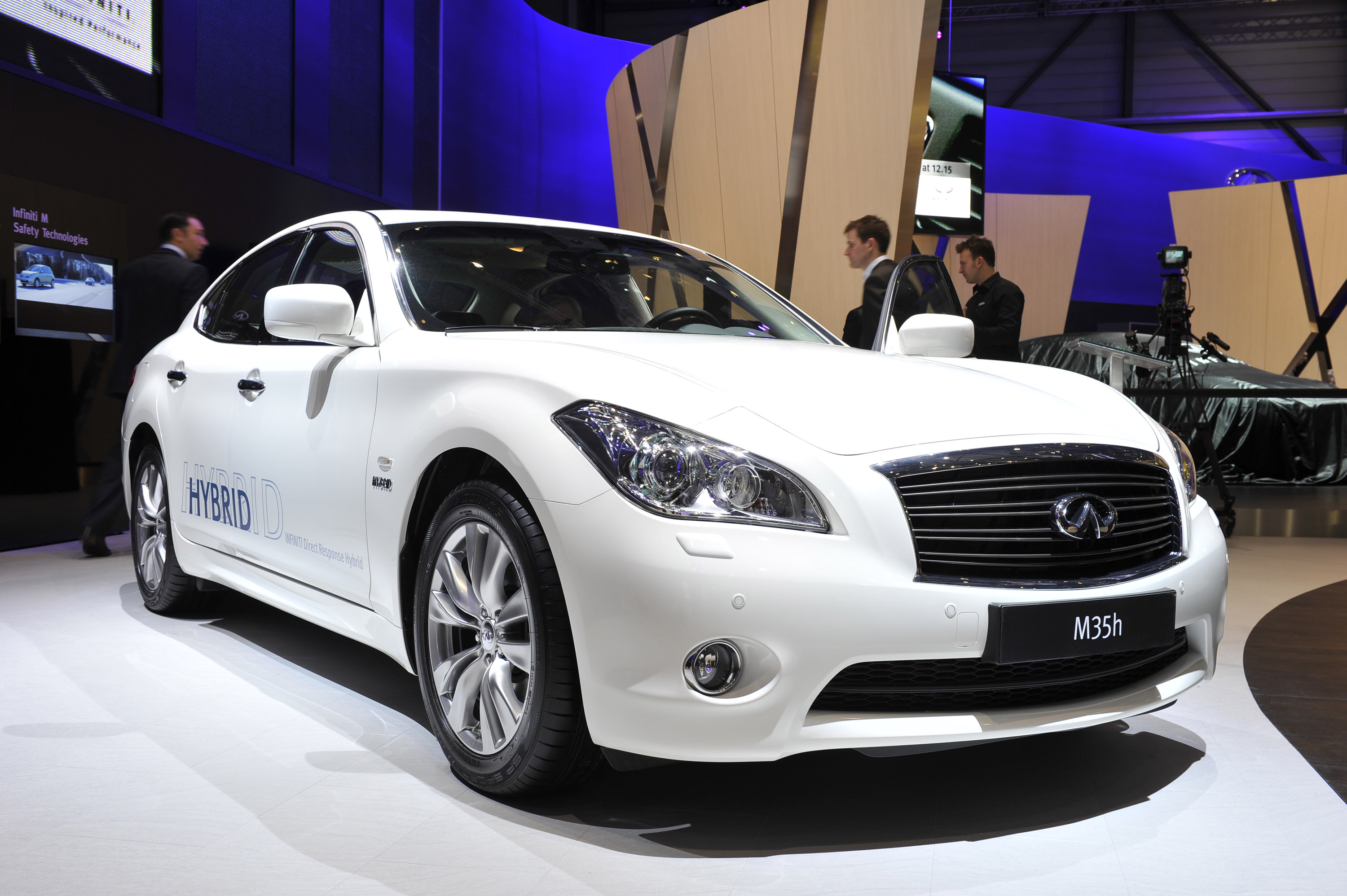 Infiniti M35h Geneva