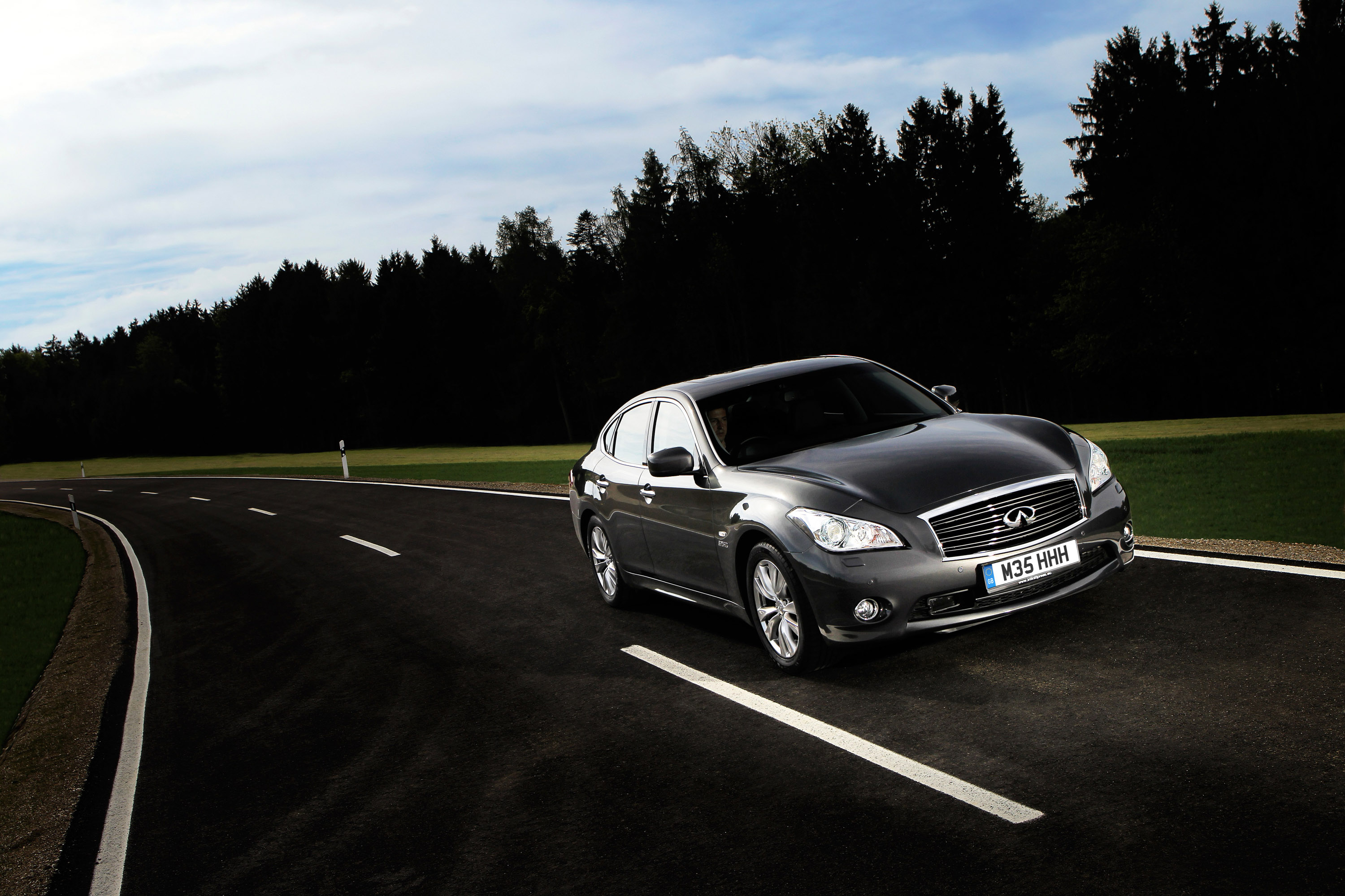 Infiniti M35h GT