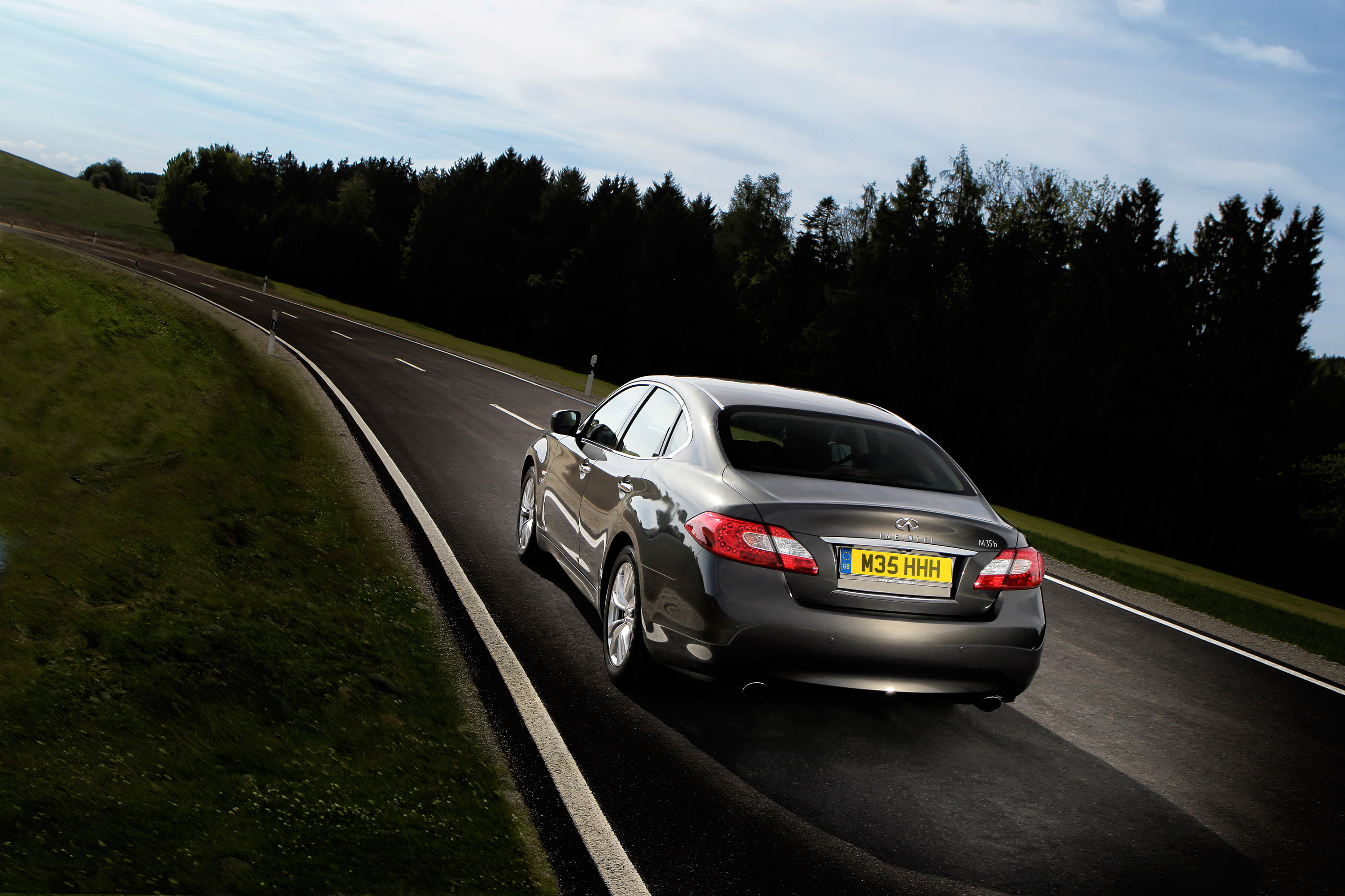 Infiniti M35h GT