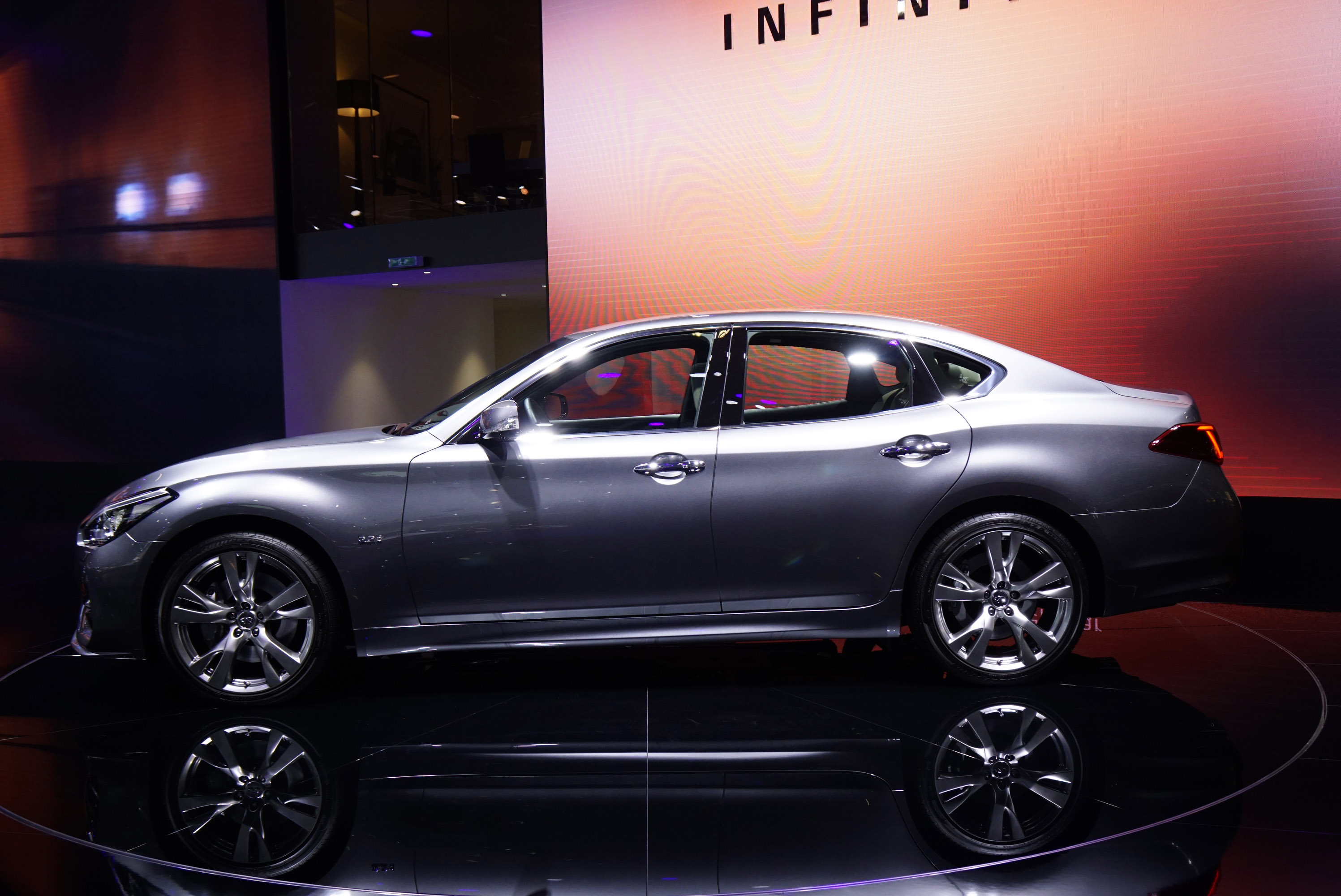 Infiniti Q70 Paris