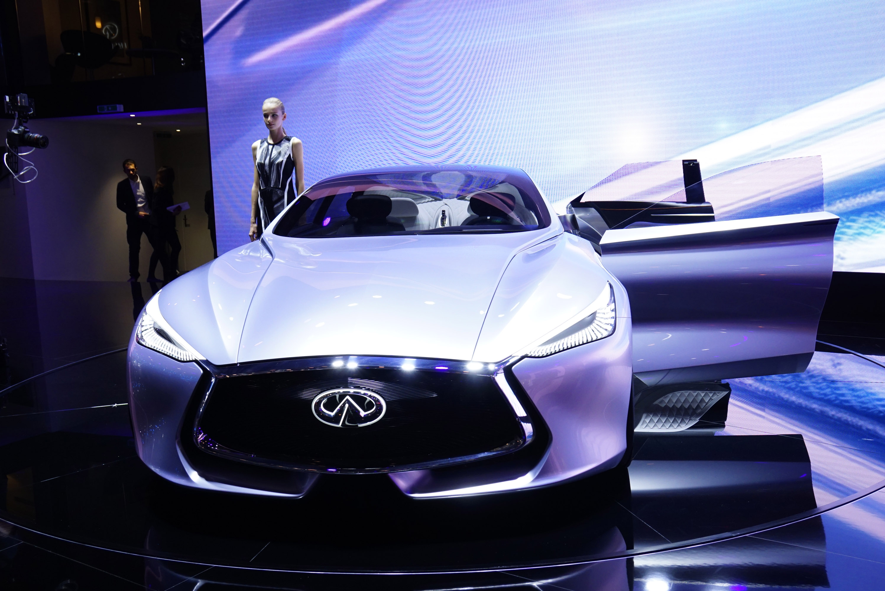 Infiniti Q80 Inspiration Paris