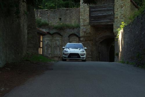 JE Design Porsche Cayenne Progressor (2012) - picture 9 of 17