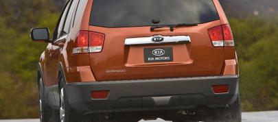 Kia Borrego (2009) - picture 7 of 14