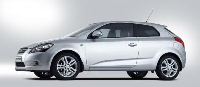 Kia pro_cee'd (2008) - picture 12 of 29