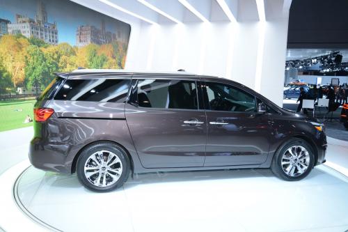 Kia Sedona New York (2014) - picture 9 of 13