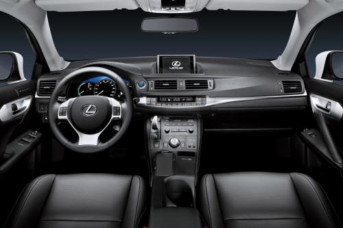 Lexus CT 200h (2011) - picture 8 of 22