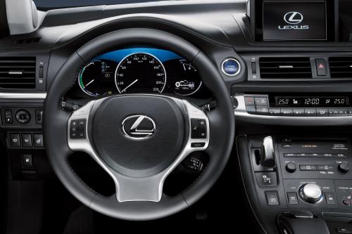 Lexus CT 200h (2011) - picture 9 of 22