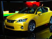 Lexus CT 200h Detroit (2011) - picture 3 of 4