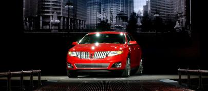 Lincoln MKS (2010) - picture 4 of 10