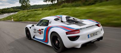 Martini Porsche 918 Spyder (2013) - picture 4 of 4