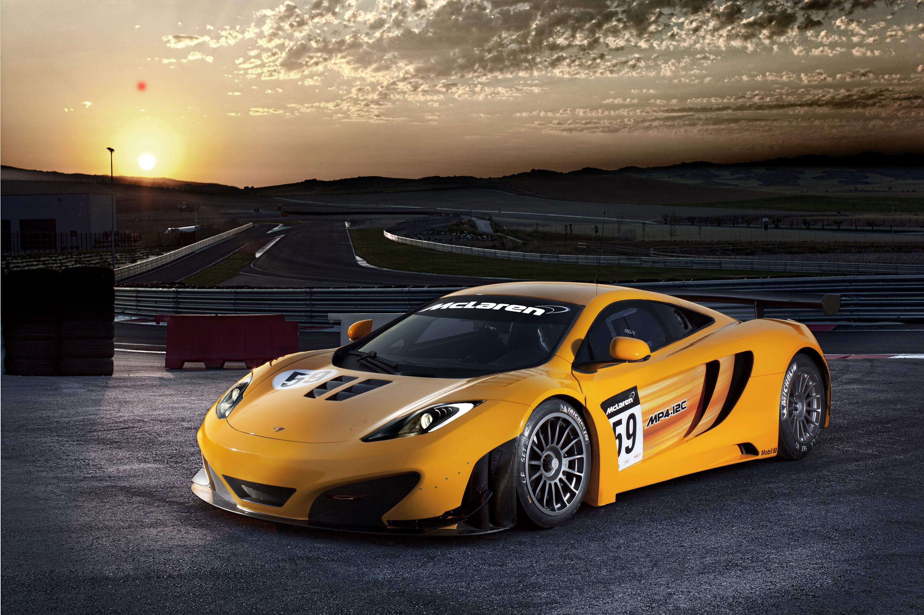 Racing sports cars cars. MCLAREN 12c gt3. MCLAREN mp4-12c gt3. MCLAREN 12c gt. Макларен ГТ гоночная.