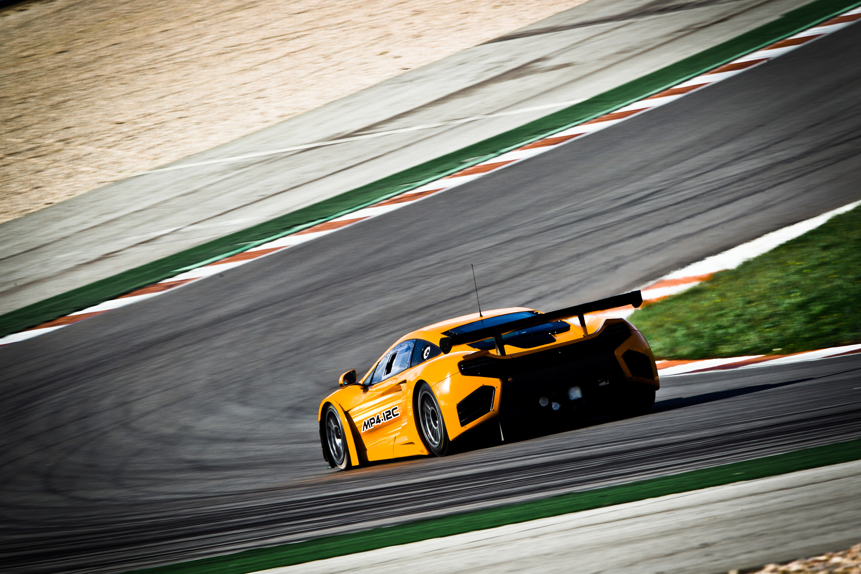 Гонки. MCLAREN 12c gt3. MCLAREN mp4-12c gt3. MCLAREN mp4-12c gt3 cars. Макларен (автогоночная команда).