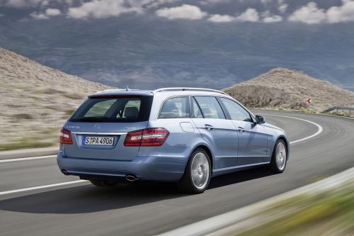 Mercedes-Benz E-Class Estate (2010) - picture 40 of 49