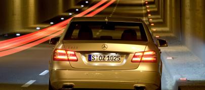 Mercedes-Benz E-Class (2010) - picture 28 of 36