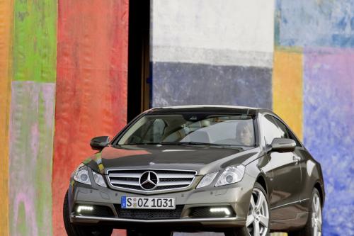 Mercedes-Benz E350 CDI Coupe (2010) - picture 8 of 14