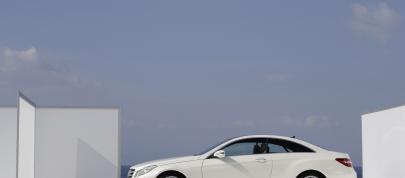 Mercedes-Benz E500 Coupe with AMG Sports Pack (2009) - picture 4 of 15