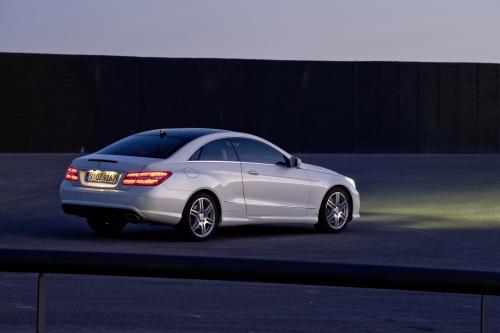 Mercedes-Benz E500 Coupe with AMG Sports Pack (2009) - picture 8 of 15