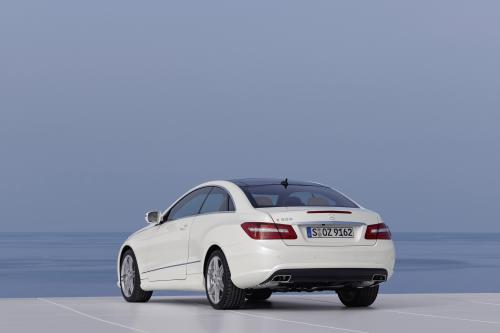 Mercedes-Benz E500 Coupe with AMG Sports Pack (2009) - picture 9 of 15